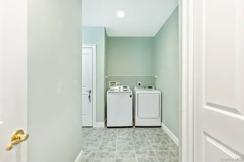 45 Oak Run Stony Brook NY 11790