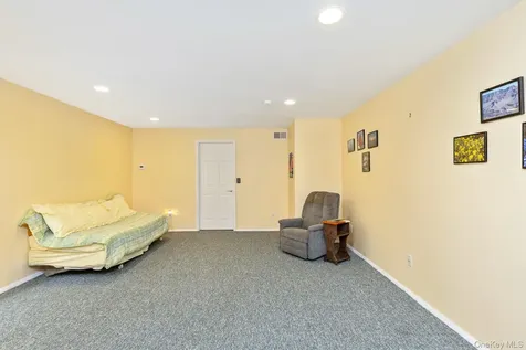45 Oak Run Stony Brook NY 11790