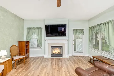45 Oak Run Stony Brook NY 11790