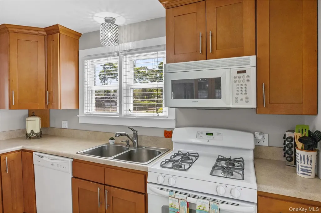 83 Beach Road Aquebogue NY 11901