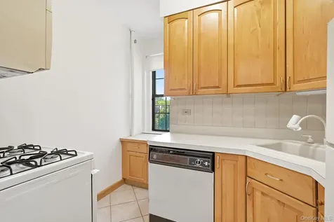 180 Garth Road Scarsdale NY 10583