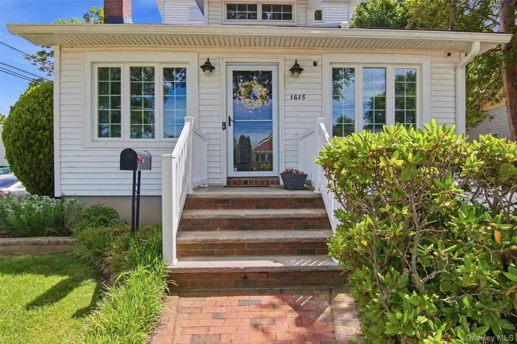 1615 Estelle Avenue Elmont NY 11003