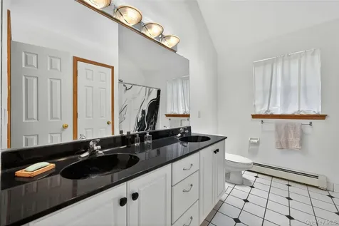 8 Alloway Crescent Highland Mills NY 10930