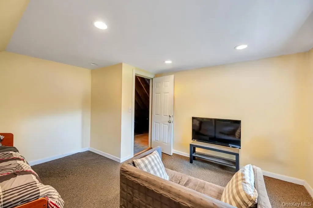 75 Elm Avenue Smithtown NY 11787