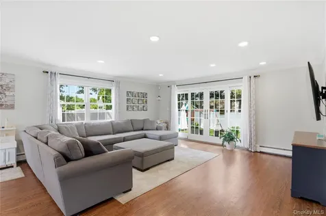 87 Laurel Drive Massapequa Park NY 11762