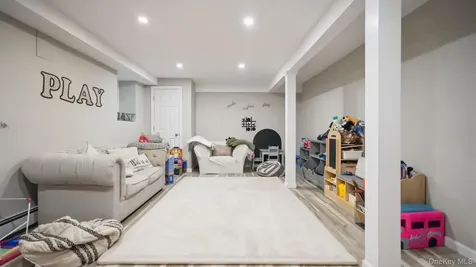 25 Manor Avenue White Plains NY 10605
