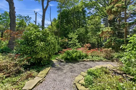 54 Washington Drive Centerport NY 11721