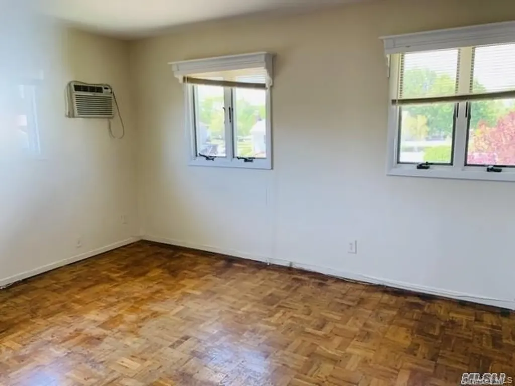 4 Willow Place Hicksville NY 11801
