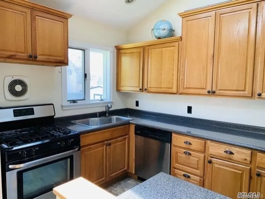 4 Willow Place Hicksville NY 11801