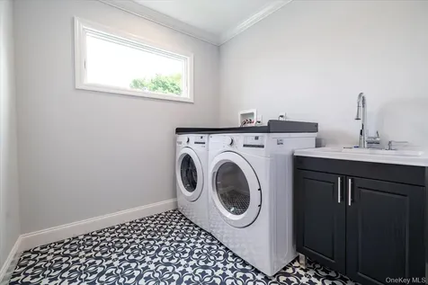 345 Christopher Street Oceanside NY 11572