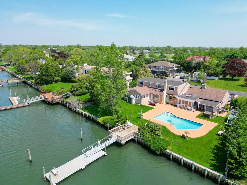 996 Wateredge Place Hewlett Harbor NY 11557