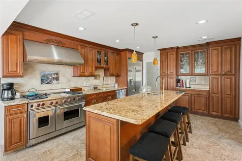 996 Wateredge Place Hewlett Harbor NY 11557