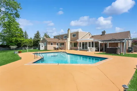 996 Wateredge Place Hewlett Harbor NY 11557
