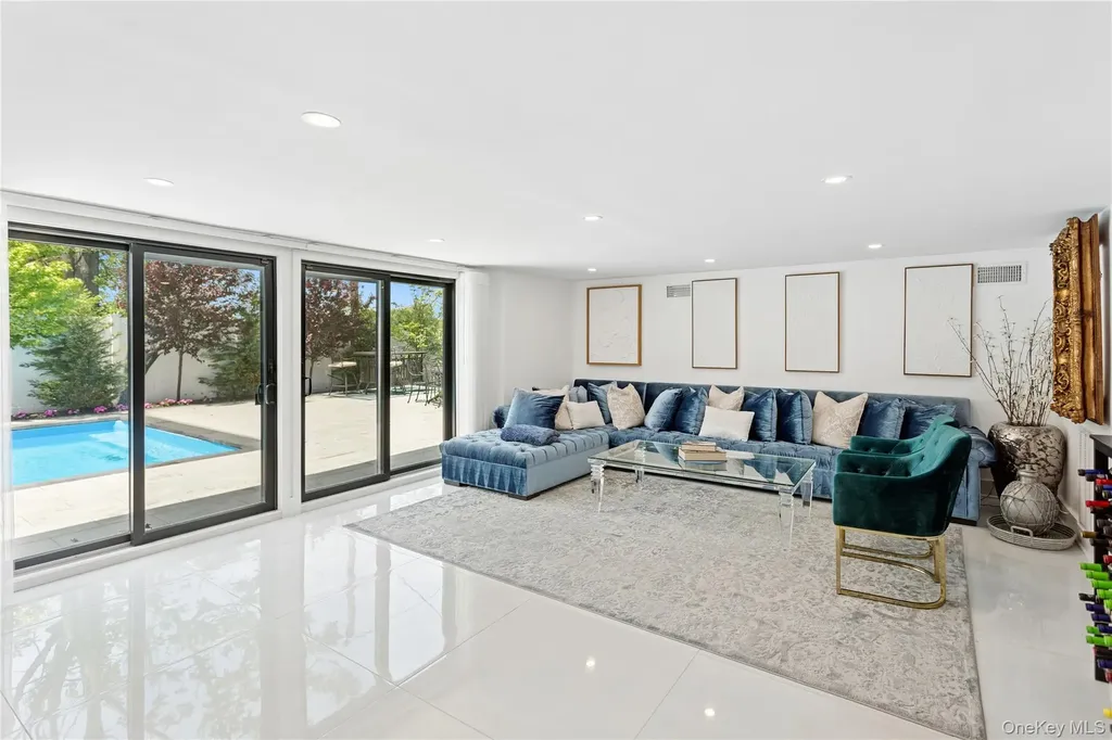 821 Longview Avenue North Woodmere NY 11581