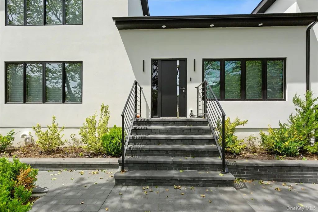 821 Longview Avenue North Woodmere NY 11581