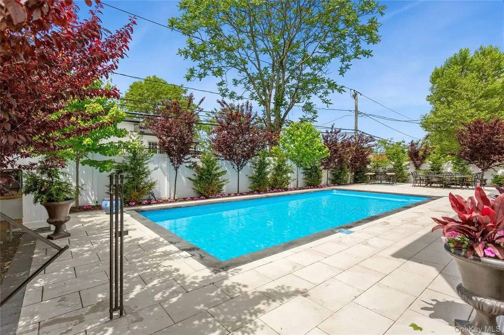 821 Longview Avenue North Woodmere NY 11581
