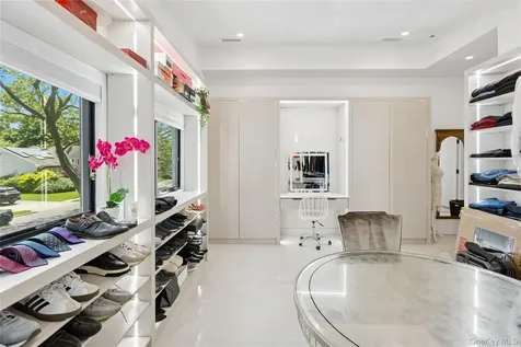 821 Longview Avenue North Woodmere NY 11581