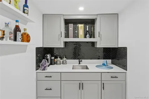 821 Longview Avenue North Woodmere NY 11581