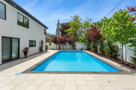 821 Longview Avenue North Woodmere NY 11581