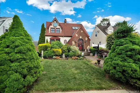 31 Roosevelt Avenue Hicksville NY 11801
