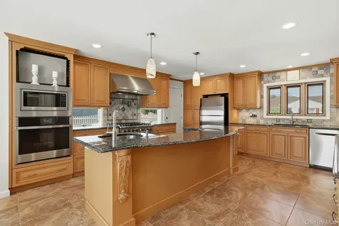 35 3rd Avenue Massapequa Park NY 11762
