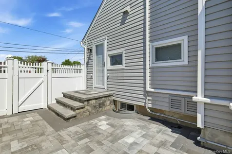 35 3rd Avenue Massapequa Park NY 11762