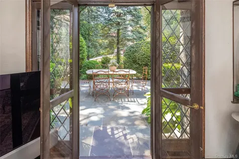 18 Hemlock Road Bronxville NY 10708