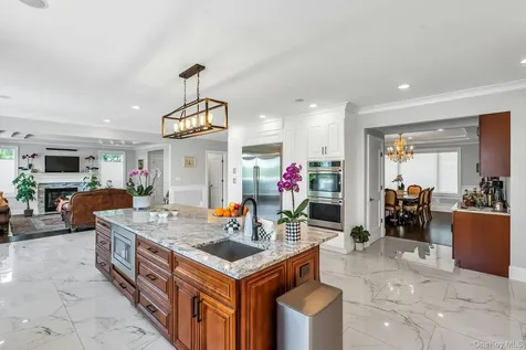 12 Barbara Lane Glen Cove NY 11542