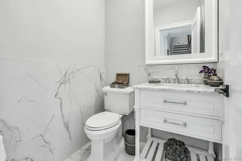 12 Barbara Lane Glen Cove NY 11542