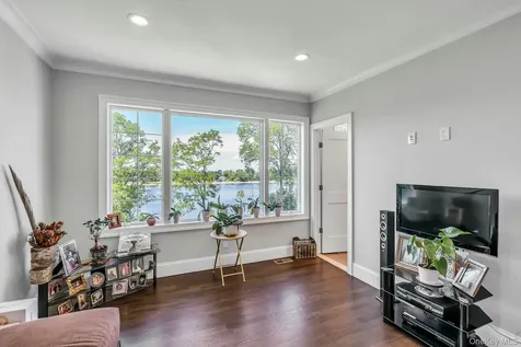 12 Barbara Lane Glen Cove NY 11542