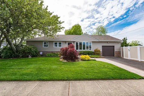 19 Buchanan Avenue Amity Harbor NY 11701