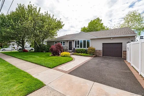 19 Buchanan Avenue Amity Harbor NY 11701