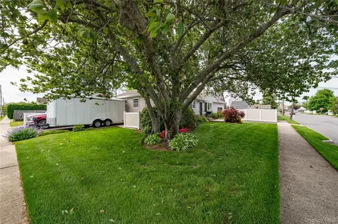 19 Buchanan Avenue Amity Harbor NY 11701