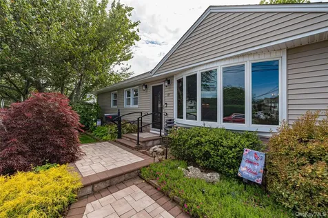 19 Buchanan Avenue Amity Harbor NY 11701
