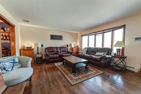 19 Buchanan Avenue Amity Harbor NY 11701