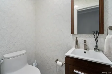 134 Wooleys Lane Great Neck NY 11023