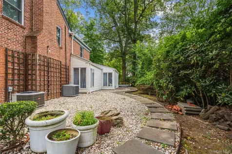 134 Wooleys Lane Great Neck NY 11023