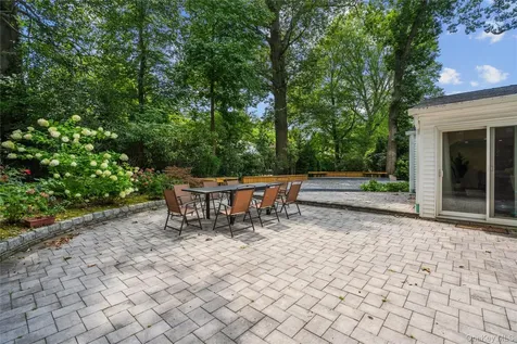 134 Wooleys Lane Great Neck NY 11023