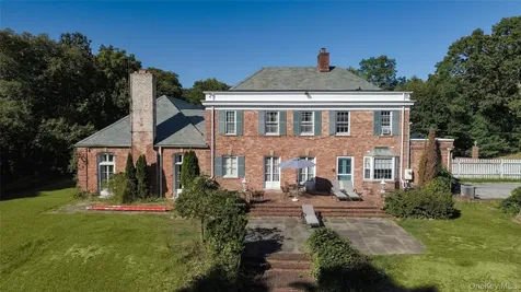 274 River Road Saint James NY 11787