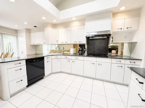 21 Redwood Court Glen Cove NY 11542