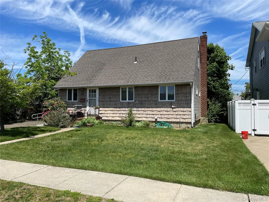 2043 Paddock Road Seaford NY 11783
