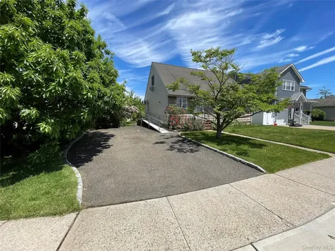 2043 Paddock Road Seaford NY 11783