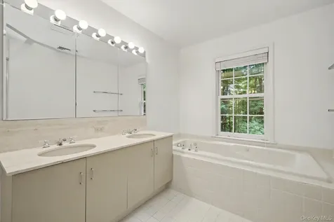 4 Annes Wood Lane Mount Kisco NY 10549