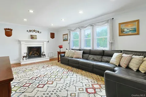 60 Pilgrim Court Pearl River NY 10965