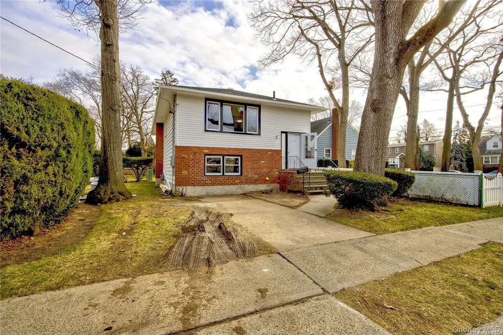 207 Catherine Avenue Franklin Square NY 11010