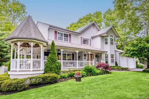 8 Frontier Trail Manorville NY 11949
