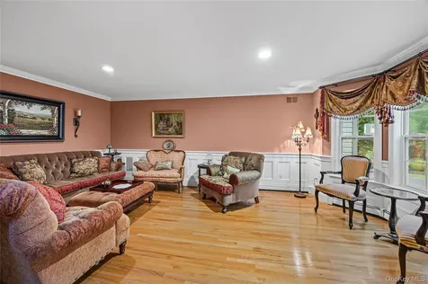 8 Frontier Trail Manorville NY 11949