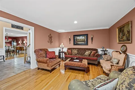 8 Frontier Trail Manorville NY 11949