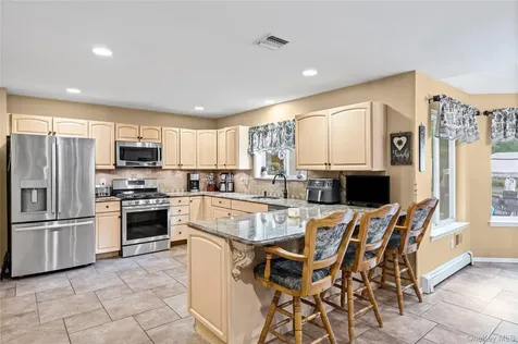 8 Frontier Trail Manorville NY 11949