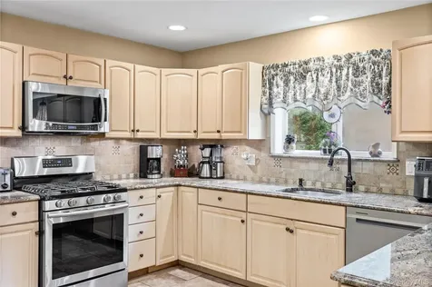 8 Frontier Trail Manorville NY 11949